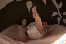 Дитина розслабляється на дитячому ліжку вдома — стокове фото