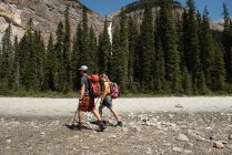 Couple hiking near river on a sunny day — Stock Photo