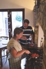 Coppia anziana cucina cibo in cucina a casa — Foto stock