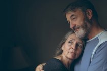 Romantica coppia di anziani che si abbracciano a casa — Foto stock