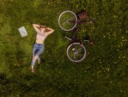 Frau entspannt sich auf dem Feld auf dem Land — Stockfoto