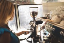 Gros plan du serveur féminin préparant le café dans un camion de nourriture — Photo de stock