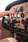 Primo piano del pilota pronto all'avviamento dell'aeromobile — Foto stock