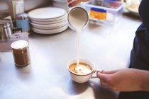 Nahaufnahme einer Kellnerin, die in einem Foodtruck Kaffee zubereitet — Stockfoto