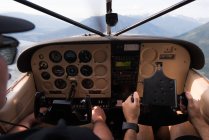 Nahaufnahme von Piloten, die Flugzeuge im Cockpit fliegen — Stockfoto