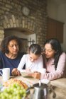Famiglia che utilizza tablet digitale sul tavolo da pranzo a casa — Foto stock