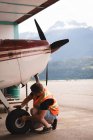Mécanicien d'entretien du train d'atterrissage de l'aéronef au hangar aérospatial — Photo de stock