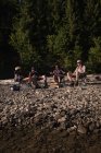 Gruppo di escursionisti in campeggio in campagna in una giornata di sole — Foto stock