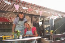 Couple working near food truck on a sunny day — Stock Photo