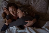 Lesbisches Paar entspannt sich im Bett zu Hause — Stockfoto