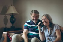 Щасливі старший жінка говорити на мобільний телефон вдома — стокове фото