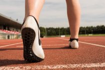 Крупним планом жіноче спортивне положення на біговій доріжці — стокове фото