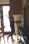 Frau sucht zu Hause in Küche nach Essen — Stockfoto