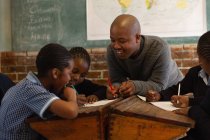 Männlicher Lehrer unterrichtet Schüler im Klassenzimmer in der Schule — Stockfoto