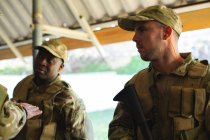 Soldados militares treinando juntos durante o treinamento militar — Fotografia de Stock