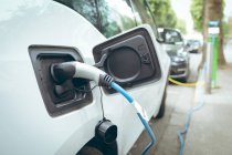 Gros plan sur la recharge des voitures électriques à la station de recharge — Photo de stock