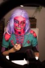 Donna pittura il suo corpo per Halloween celebrazione — Foto stock