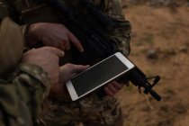 Soldados militares usando tablet digital durante o treinamento militar — Fotografia de Stock