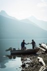 Dos pescadores se preparan para pescar en el campo en un día soleado - foto de stock