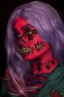 Femme avec un maquillage effrayant sur le visage pour la célébration d'Halloween — Photo de stock