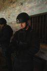 Військовослужбовці з гвинтівкою стоять на стіні під час військової підготовки — стокове фото