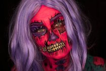 Frau mit gruseligem Make-up im Gesicht zur Halloween-Feier — Stockfoto