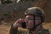 Soldado militar falando no celular durante o treinamento militar — Fotografia de Stock