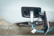 Gros plan sur la recharge des voitures électriques à la station de recharge — Photo de stock