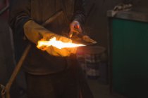 Seção média do mecânico masculino usando tocha de solda na garagem — Fotografia de Stock