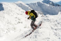 Esqui esquiador em uma montanha nevada durante o inverno — Fotografia de Stock