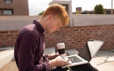 College-Student benutzt Handy auf Treppe im College — Stockfoto