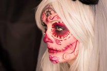 Жінка з страшним макіяжем на обличчі для святкування Хеллоуїна — стокове фото