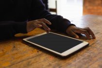 Schulkind nutzt digitales Tablet im Klassenzimmer — Stockfoto