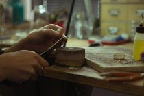 Primer plano del diseñador de joyas haciendo joyas en el taller - foto de stock