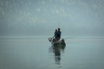 Два рыбака рыбачат в реке в солнечный день — стоковое фото