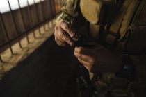 Soldados militares cargando balas en la revista durante el entrenamiento militar - foto de stock