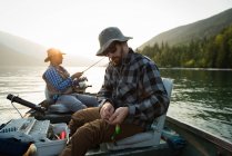 Due pescatori che pescano nel fiume in una giornata di sole — Foto stock