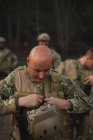 Soldado militar con chaleco antibalas durante el entrenamiento militar - foto de stock