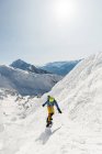 Ski skieur sur une montagne enneigée en hiver — Photo de stock