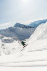 Skifahrer auf einem schneebedeckten Berg — Stockfoto