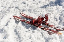 Close-up de prancha de esqui em uma região nevada — Fotografia de Stock