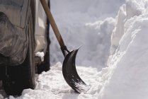 Крупним планом лопата для снігу на машині взимку — стокове фото