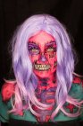 Жінка з страшним макіяжем на обличчі для святкування Хеллоуїна — стокове фото