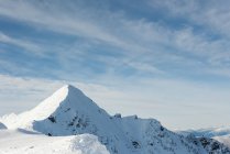 Montagnes enneigées pendant l'hiver — Photo de stock