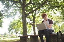 Aufmerksame College-Studentin mit Laptop auf dem Campus — Stockfoto