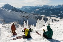 Gruppe von Skifahrern entspannt sich im Winter auf einem schneebedeckten Berg — Stockfoto