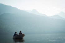 Zwei Fischer angeln an einem sonnigen Tag im Fluss — Stockfoto