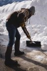 Uomo pulizia neve con pala da neve durante l'inverno — Foto stock