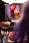 Жінка малює обличчя пензлем для святкування Хеллоуїна — стокове фото