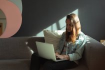 Жіночий ювелірний дизайнер, використовуючи ноутбук на дому — стокове фото